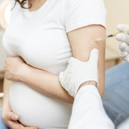 Αντιγριπικός εμβολιασμός: θωρακίζοντας την υγεία της εγκύου και της οικογένειάς της