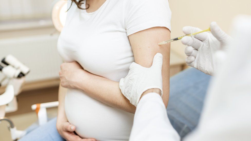 Αντιγριπικός εμβολιασμός: θωρακίζοντας την υγεία της εγκύου και της οικογένειάς της